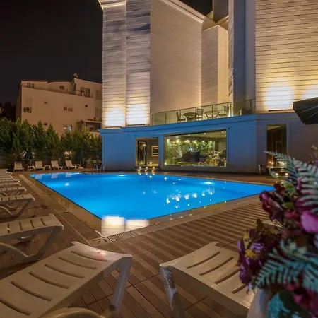 S White Hotel