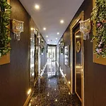 S White Hotel